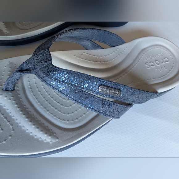 Women's Crocs flip flop, size 9 - Picture 2 of 3